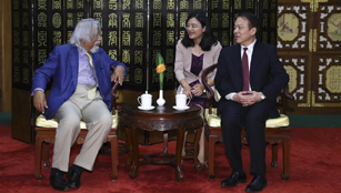 He Ping trifft den Präsidenten des indischen ABP Nachrichtennetzwerks (TV) Sarkar in Beijing