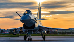 Chinas J-10B Kampfflugzeug wird am Aviadarts-Wettbewerb der militärischen Spiele teilnehmen