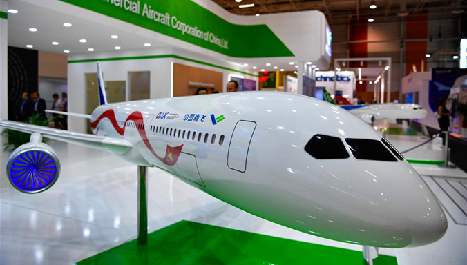 Modell des China-Russland kommerziellen Langstrecken-Großraumflugzeugs in Bourget ausgestellt