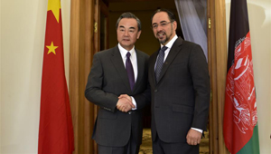 Wang Yi trifft seinen afghanischen Amtskollegen in Kabul