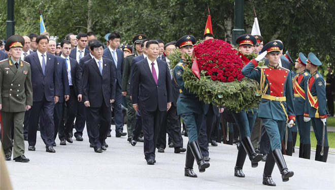Xi Jinping nimmt an Kranzniederlegungszeremonie in Moskau teil
