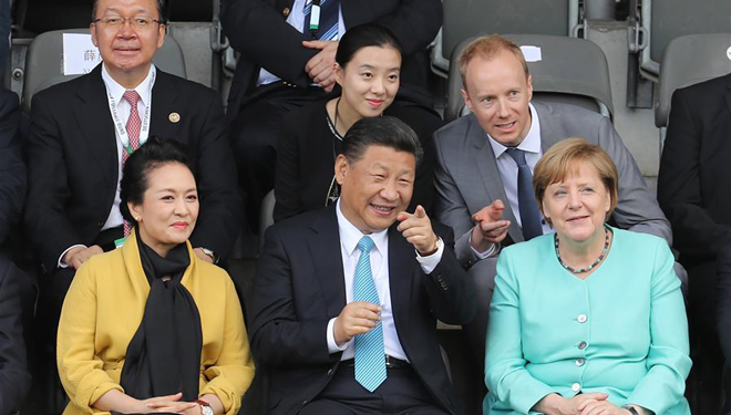 Xi und Merkel schauen sich Freundschaftsfußballspiel zwischen chinesischen und deutschen Jugendmannschaften an