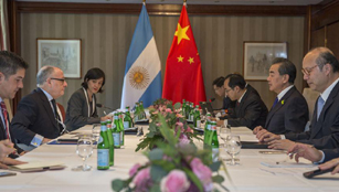Wang Yi trifft seinen argentinischen Amtskollegen Jorge Faurie in Hamburg