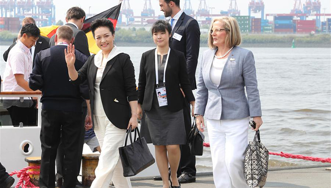 Peng Liyuan besucht den Hamburger Hafen