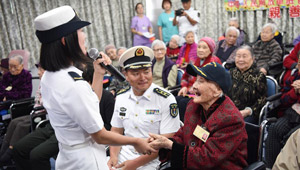 Soldaten und Offiziere des Flugzeugträgers Liaoning besuchen Pflege- und Versorgungsheim in Hongkong