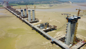 Autobahn-Eisenbahn kombinierte Brücke in Sanmenxia wird errichtet
