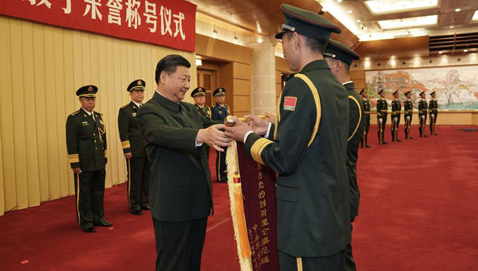 Xi ehrt Militäroffiziere, Einheit vor dem Armee-Tag