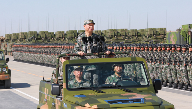Xi Jinping inspiziert die Truppen bei der Militärparade zum Begehen des 90. Geburtstages der VBA