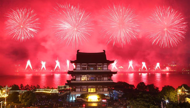 Feuerwerke über der Insel Juzizhou