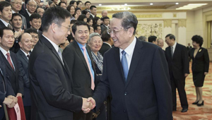 Yu Zhengsheng trifft Mitglieder eines Beratungsausschusses des Büros für Angelegenheiten der Überseechinesen beim Staatsrat