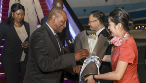 Guineischer Präsident Alpha Conde trifft in Xiamen ein