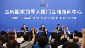Vize-Handelsminister Wang Shouwen der chinesischen Delegation hält Pressekonferenz ab