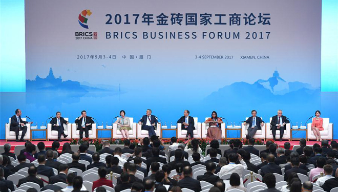Podiumsdiskussion zu finanzieller Kooperation und Entwicklung während des BRICS-Wirtschaftsforums in Xiamen abgehalten