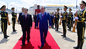 Tadschikischer Präsident Emomali Rahmon trifft für den Dialog der aufstrebenden Märkte und Entwicklungsländer in Xiamen ein