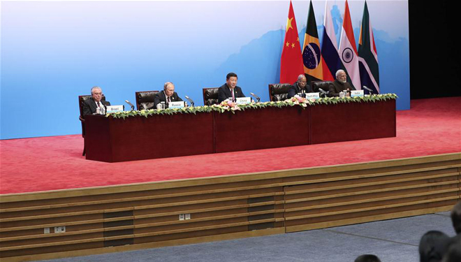 Xi Jinping nimmt an Gesprächen zwischen BRICS-Wirtschaftsrat und BRICS-Führungen teil