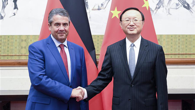 Yang Jiechi trifft deutschen Außenminsiter Sigmar Gabriel in Beijing