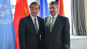 Wang Yi trifft seinen deutschen Amtskollegen Sigmar Gabriel in New York