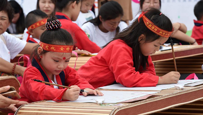 Kinder nehmen an Erstschreiben-Zeremonie in Nanjing teil