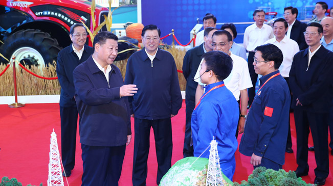 Xi Jinping besucht Ausstellung zu herausragenden Errungenschaften Chinas in den letzten fünf Jahren