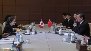 Außenminister Wang Yi trifft seine kanadische Amtskollegin in Vietnam
