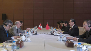 Außenminister Wang Yi trifft seinen peruanischen Amtskollegen in Vietnam