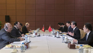 Außenminister Wang Yi trifft seinen Amtskollegen von Papua-Neuguinea in Vietnam