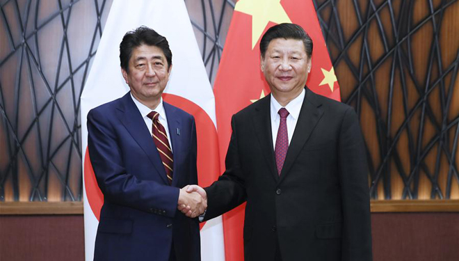 Staatspräsident Xi Jinping trifft Shinzo Abe in Vietnam