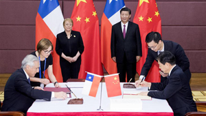Xi Jinping und seine chilenische Amtskollegin nehmen an Unterzeichnung eines bilateralen Abkommens über Aktualisierung des FTA teil