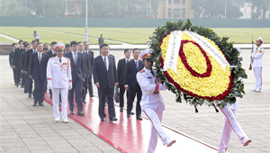 Xi Jinping nimmt an Kranzniederlegungs-             zeremonie beim Ho-Chi-Minh-Mausoleum teil