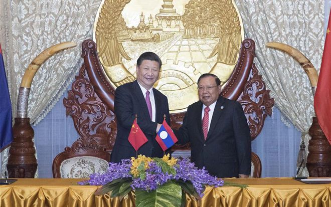 Xi Jinping führt Gespräche mit Bounnhang Vorachit in Laos