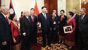 Xi Jinping trifft Mitglieder der Familie Quinim Pholsena