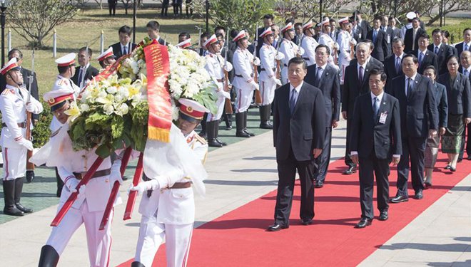 Xi Jinping legt einen Kranz am Denkmal für den Unbekannten Soldaten in Vientiane nieder