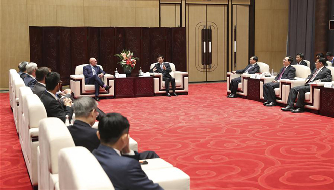 Wang Huning trifft Gäste der vierten Welt-Internet-Konferenz