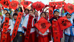 Schüler begrüßen mit Spruchpaaren das bevorstehende Frühlingsfest in Hebei