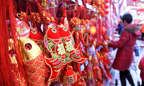 Leute kaufen Dekorationen für das bevorstehende Frühlingsfest in Qingdao