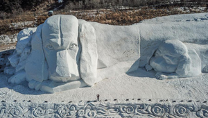 Riesen-Schneeskulptur mit Hunden begrüßen das Frühlingsfest in Shenyang