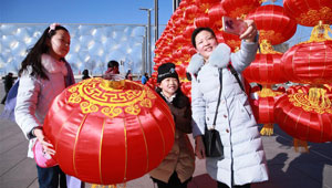 Rote Laternen im Olympic Green in Beijing begrüßen die Touristen