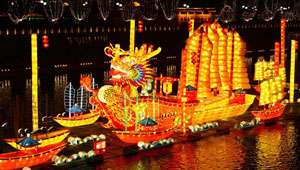 Bunte Lichter begrüßen die Touristen in Hubei