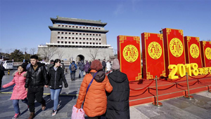 Tourism in der Qianmen Fußgängerzone in Beijing