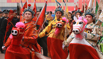 Aufführung eines Volksprogramms zur Begrüßung des Laternenfestes in Hebei