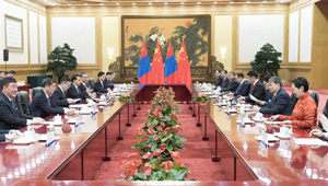 Li Keqiang hält mit dem mongolischen Premierminister Ukhnaa Khurelsukh Gespräche