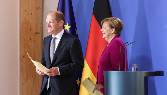 Bundeskanzlerin Merkel und Olaf Scholz nehmen nach Kabinettstreffen in Meseberg an Pressekonferenz teil