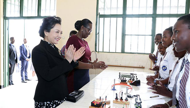 Peng Liyuan besucht FAWE-Mädchenschule in Kigali