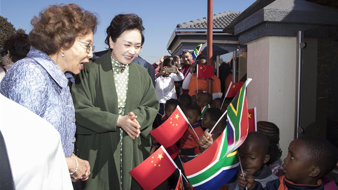 Peng Liyuan besucht die Vorschule Uthando Day Care in Südafrika