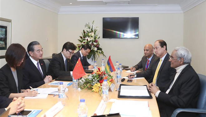 Wang Yi trifft mauritischen Außenminister