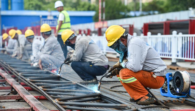 Erbauer der Stadt bleiben auf Pfosten inmitten Hitzewelle in Nanjing