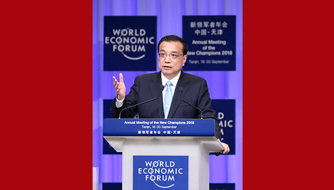 Li Keqiang hält beim Eröffnungsplenum des Sommer-Davos-Forums in Tianjin eine Rede