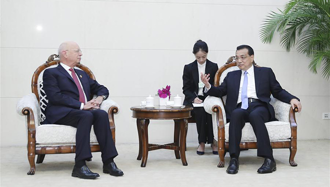 Li Keqiang trifft Klaus Schwab in Tianjin