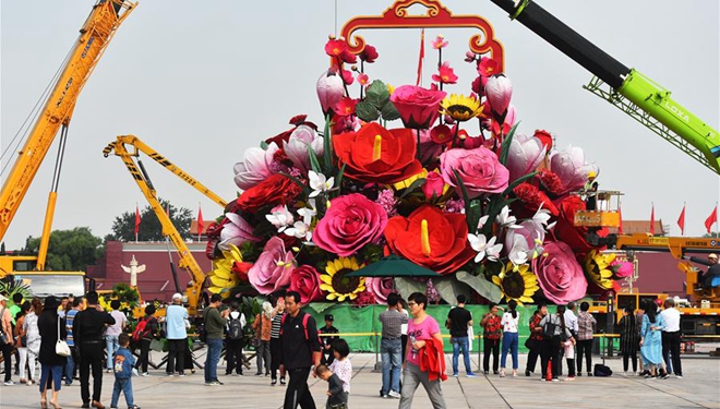 Künstlicher Blumenkorb auf Tian'anmen-Platz für bevorstehenden Nationaltag platziert