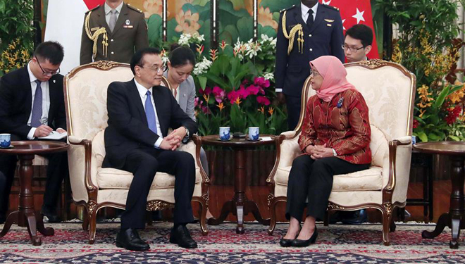Li Keqiang trifft singapurische Präsidentin in Singapur